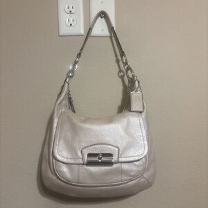 Coach Cream shiny Leather Shoulder Bag